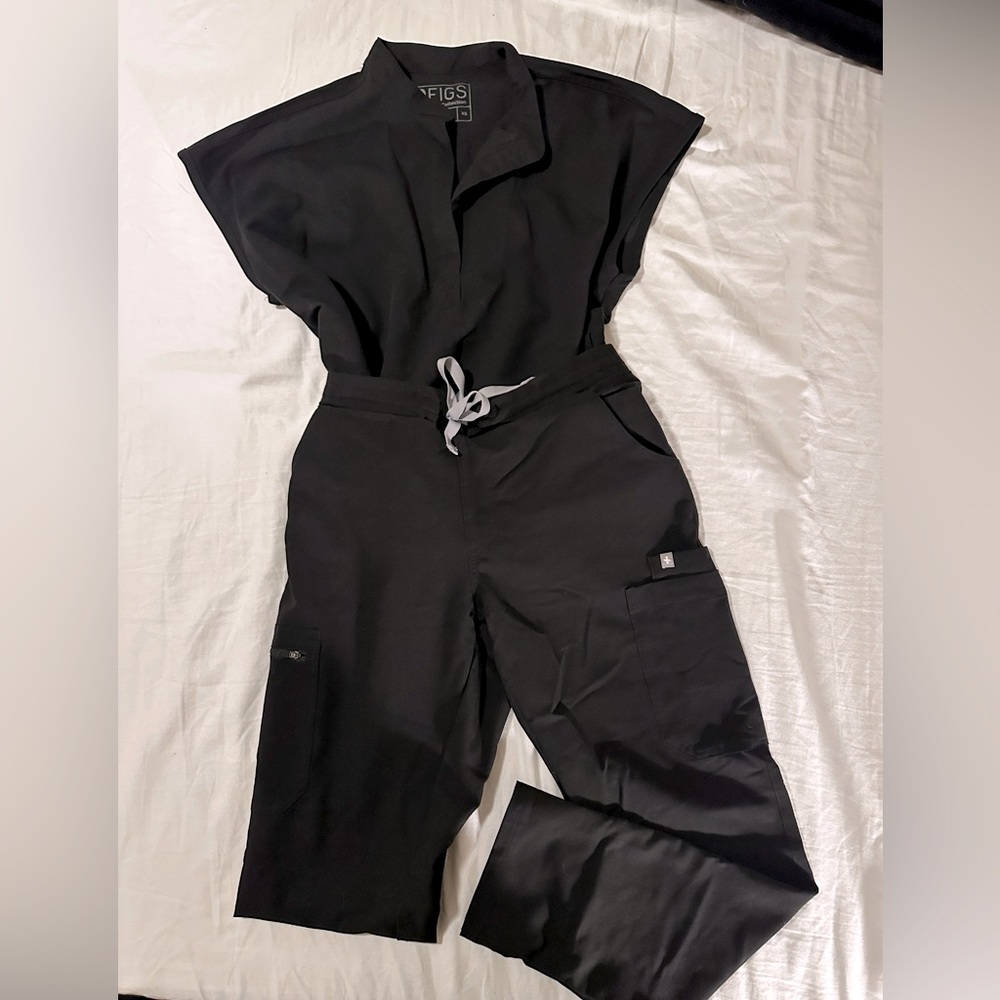 FIGS black scrub set. Top size XS, scrub pant size Small.